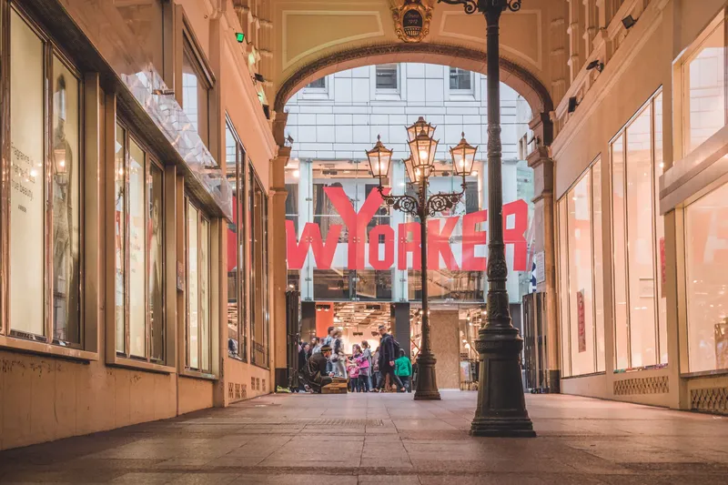 Historische Brüderpassage Dortmund mit eindrucksvollem New Yorker-Schriftzug. Entdecken Sie die elegante Architektur mit klassischen Laternen & gewölbten Bögen im Herzen der City
