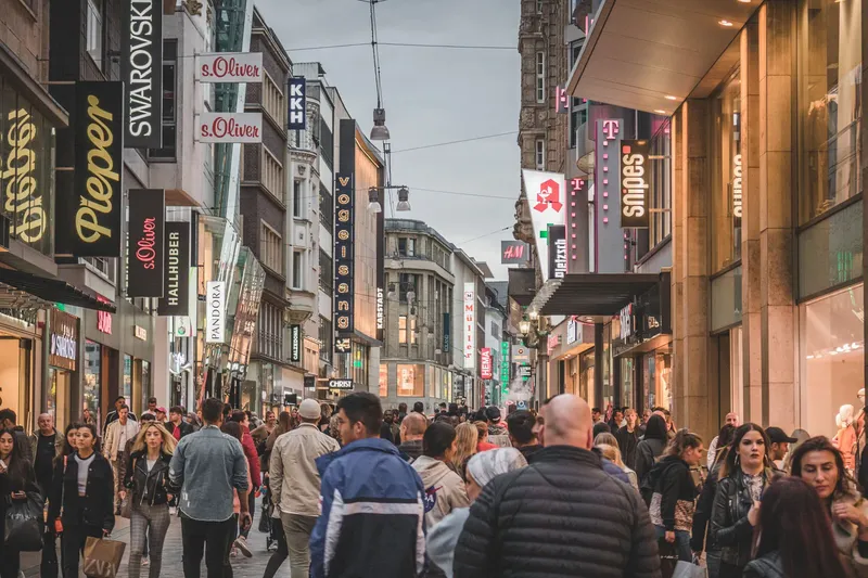 Erleben Sie den Westenhellweg, Dortmunds pulsierende Haupteinkaufsstraße mit über 90 Shops, historischer Architektur und modernem Shopping-Flair. Als eine der meistfrequentierten Fußgängerzonen Deutschlands bietet sie internationale Marken und lokale Geschäfte im Herzen der Ruhrmetropole.
