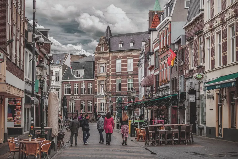 Entdecken Sie die malerische Innenstadt von Venlo mit ihrer historischen Backsteinarchitektur, gemütlichen Cafés und authentischen Einkaufsstraßen. Ein lebendiges Zentrum niederländischer Kultur und Tradition mit charakteristischen Giebelhäusern und einladender Atmosphäre.
