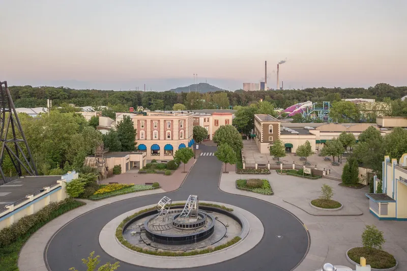 Erleben Sie den Movie Park Germany - Deutschlands einzigartiger Film- und Erlebnispark mit authentischen Hollywood-Kulissen, spektakulären Attraktionen und einer beeindruckenden Parklandschaft. Der perfekte Freizeitspaß für die ganze Familie im Herzen des Ruhrgebiets.
