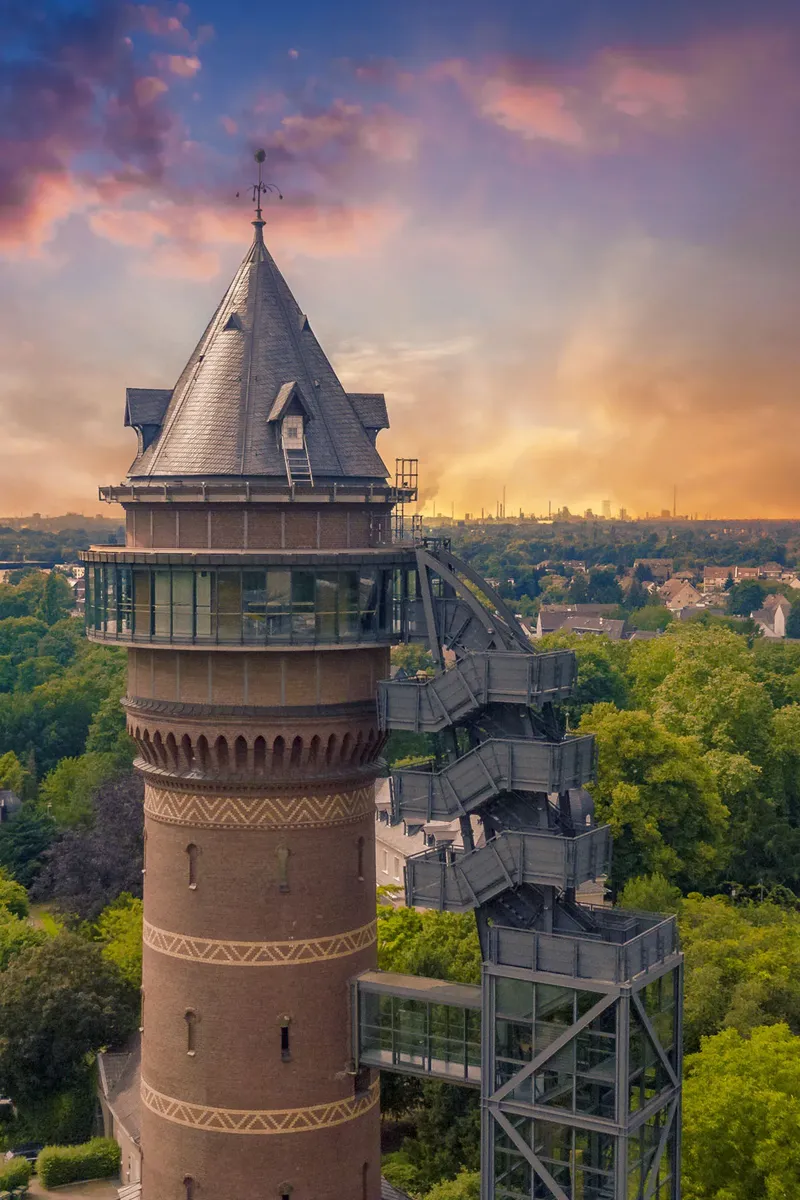 Entdecken Sie das Aquarius Wassermuseum im historischen Thyssen-Wasserturm von 1893 - ein einzigartiges Multimedia-Erlebnis zur Wasser- und Industriegeschichte mit Panoramablick über Mülheim an der Ruhr. Mehr als 30 interaktive Stationen in beeindruckender Industriearchitektur.
