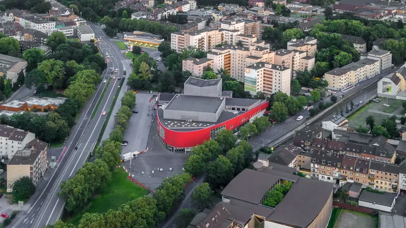 Das Theater Marientor - ein architektonisches Highlight mit markanter roter Fassade im Herzen der Stadt. Modernes Kulturzentrum mit einzigartiger geschwungener Bauform, großzügigem Vorplatz und optimaler Verkehrsanbindung. Erleben Sie Kultur in beeindruckender Atmosphäre.

