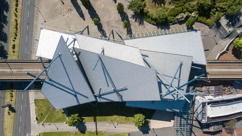 Architektonisch preisgekrönte ÖPNV-Haltestelle Neue Mitte Oberhausen (1996) mit markanter Stahl-Glas-Konstruktion. Zentraler Verkehrsknotenpunkt zwischen CentrO und Arena mit Bus- und Straßenbahnanbindung. Ausgezeichnet mit dem Deutschen Stahlbaupreis.
